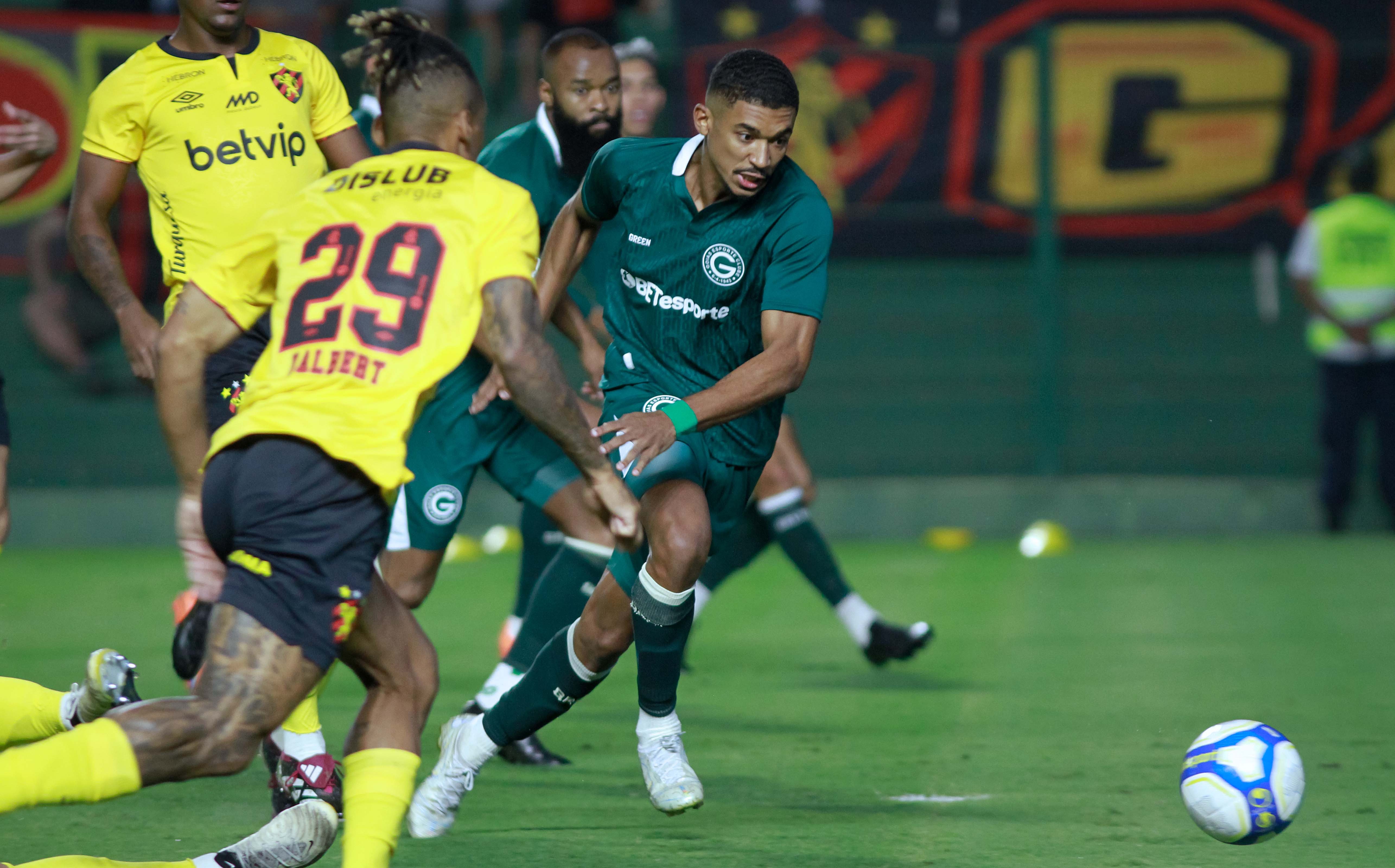Welliton celebra tropeço do Santos, mas diz que serve de alerta ao próprio Goiás na Série B
