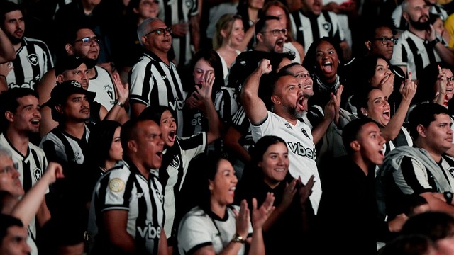 Torcedores do Botafogo comemoram o gol de Igor Jesus na Fan Zone da Copa do Mundo de Clubes de Copacabana
