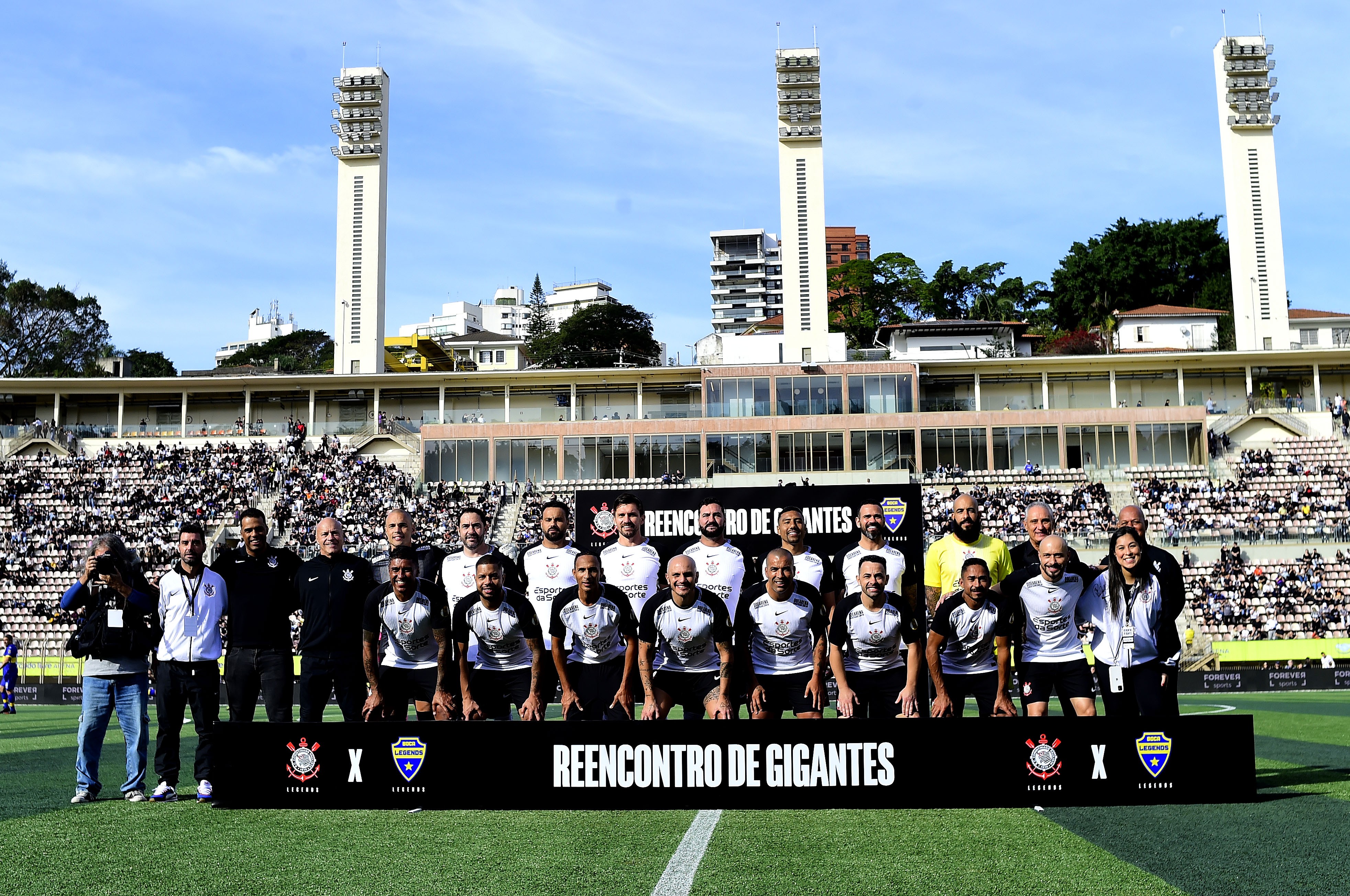 Lendas de Corinthians e Boca empatam em 1 a 1 na reedição da final da Libertadores de 2012