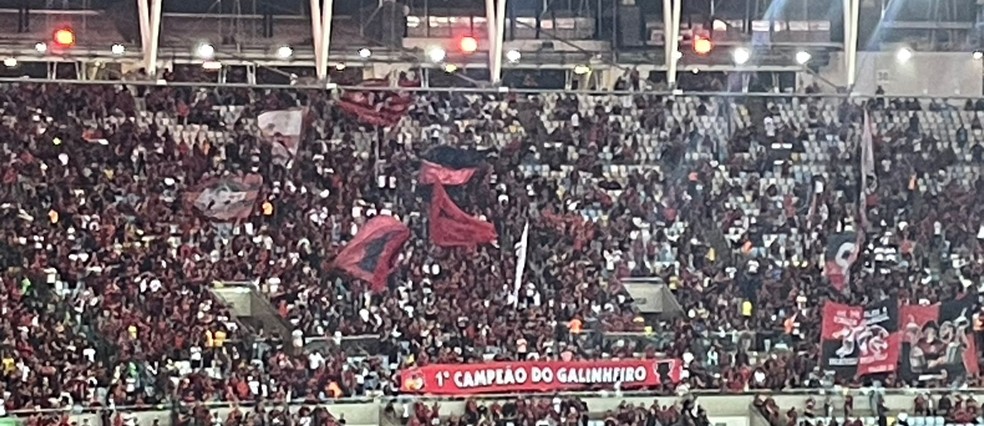 Faixa com provocação da torcida do Flamengo — Foto: Fred Gomes