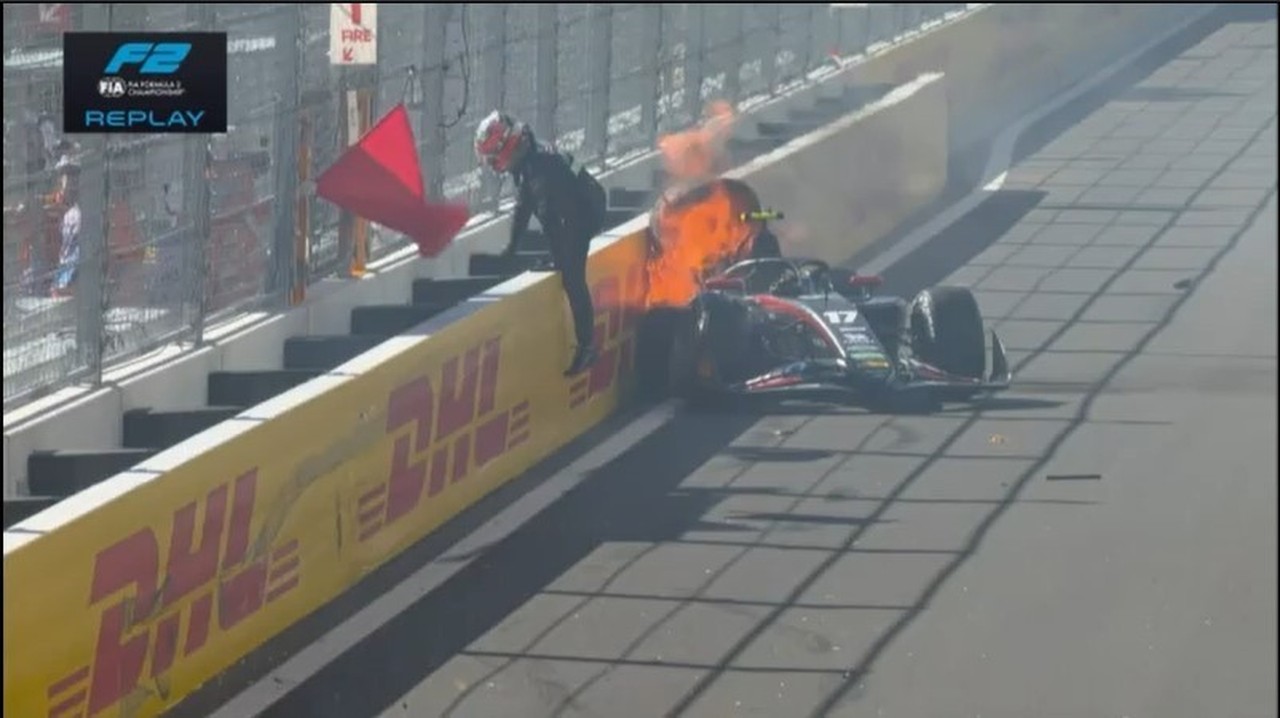 Carro de piloto da F2 pega fogo após batida forte em treino no Madring; veja