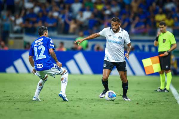 Renovar no Grêmio é prioridade para Reinaldo, apesar de sondagens de clubes.
