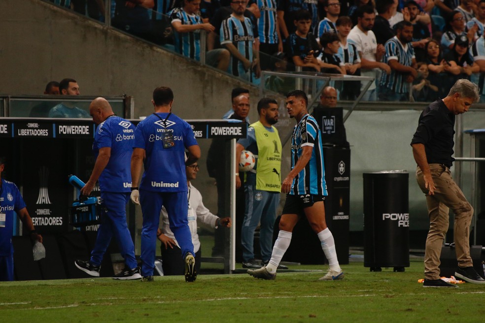 Mayk deixa derrota do Grêmio com problema — Foto: João Victor Teixeira