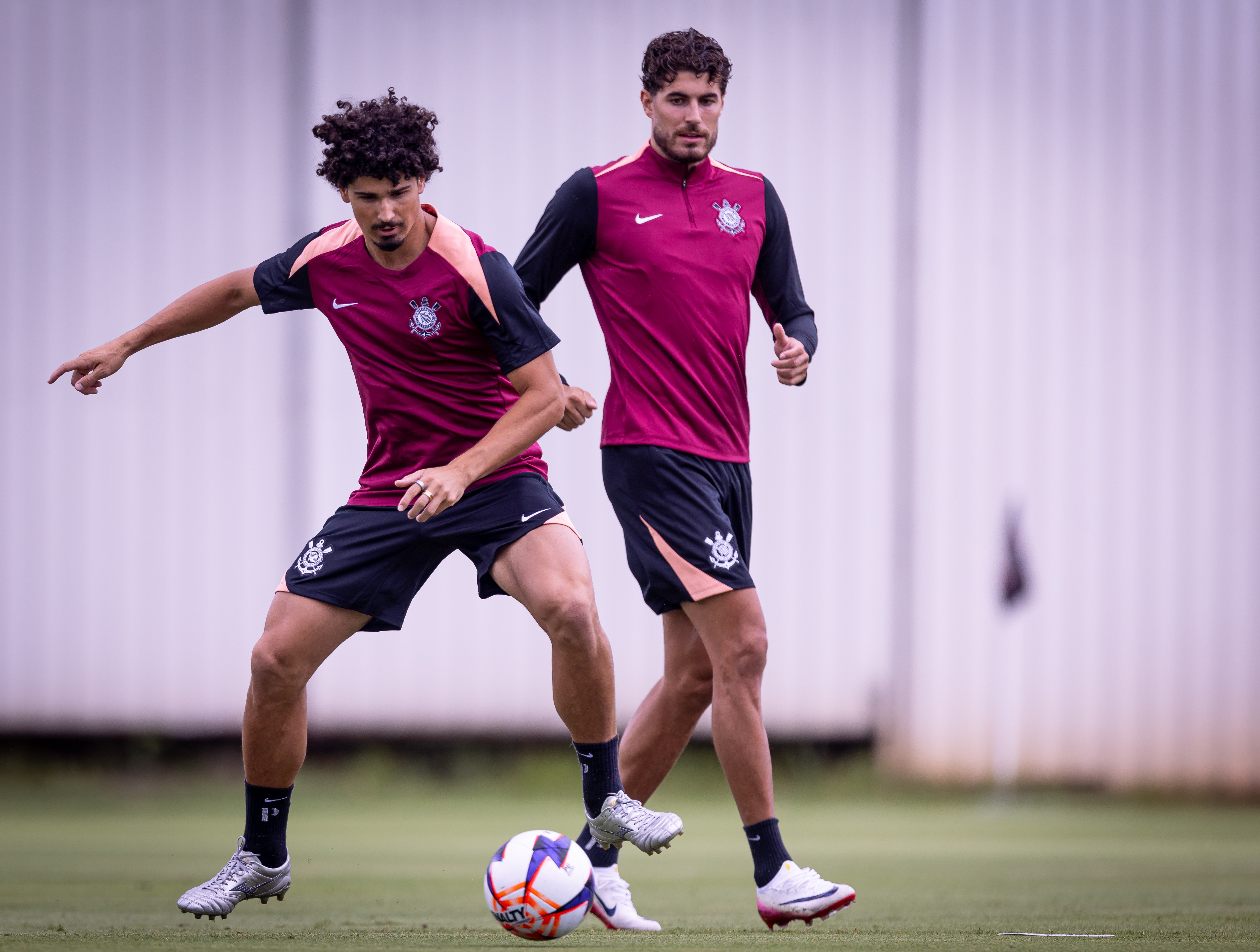 Corinthians avança na pré-temporada com treinos técnicos, enquanto Memphis ainda não se apresenta