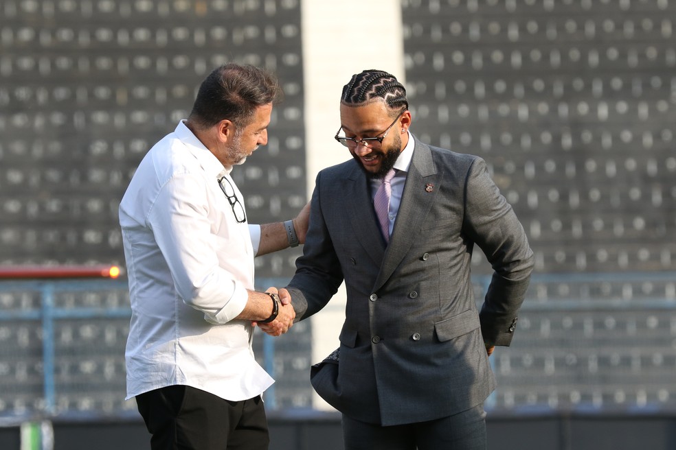 Memphis Depay e Augusto Melo no gramado do Parque São Jorge — Foto: José Manoel Idalgo/Agência Corinthians