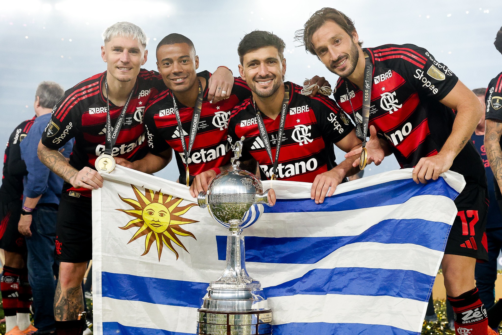 Varela destaca orgulho uruguaio em se ver no Peñarol e exalta Arrascaeta como ícone no Flamengo