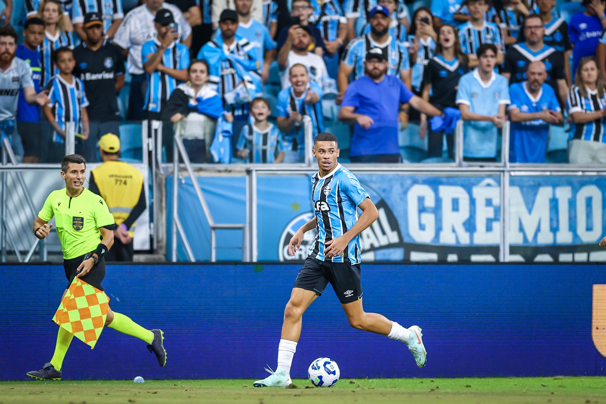 Grêmio promove atacante Alysson para equipe profissional.