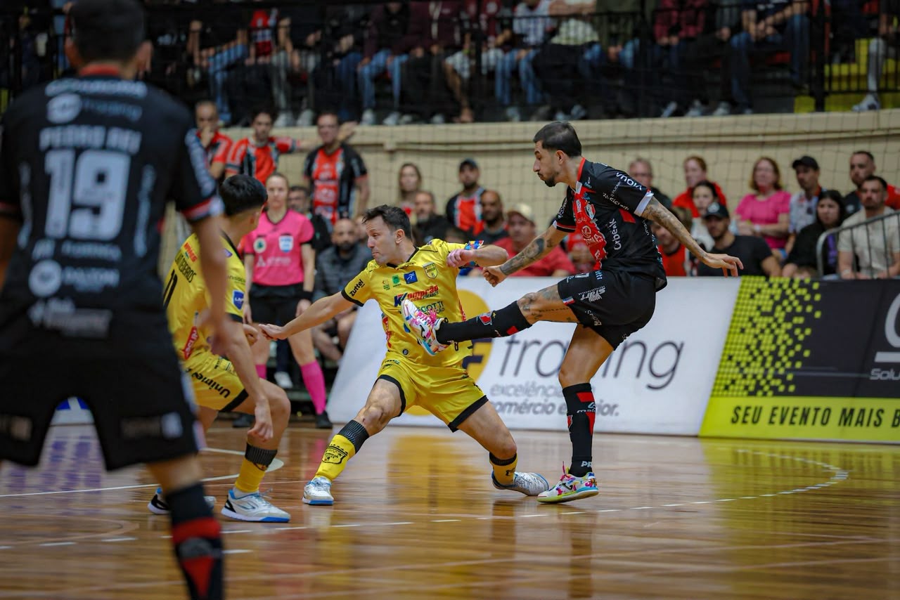 JEC vence o clássico de virada e mantém invencibilidade