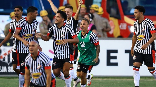 Jogadores do Anápolis comemoram gol de Fábio