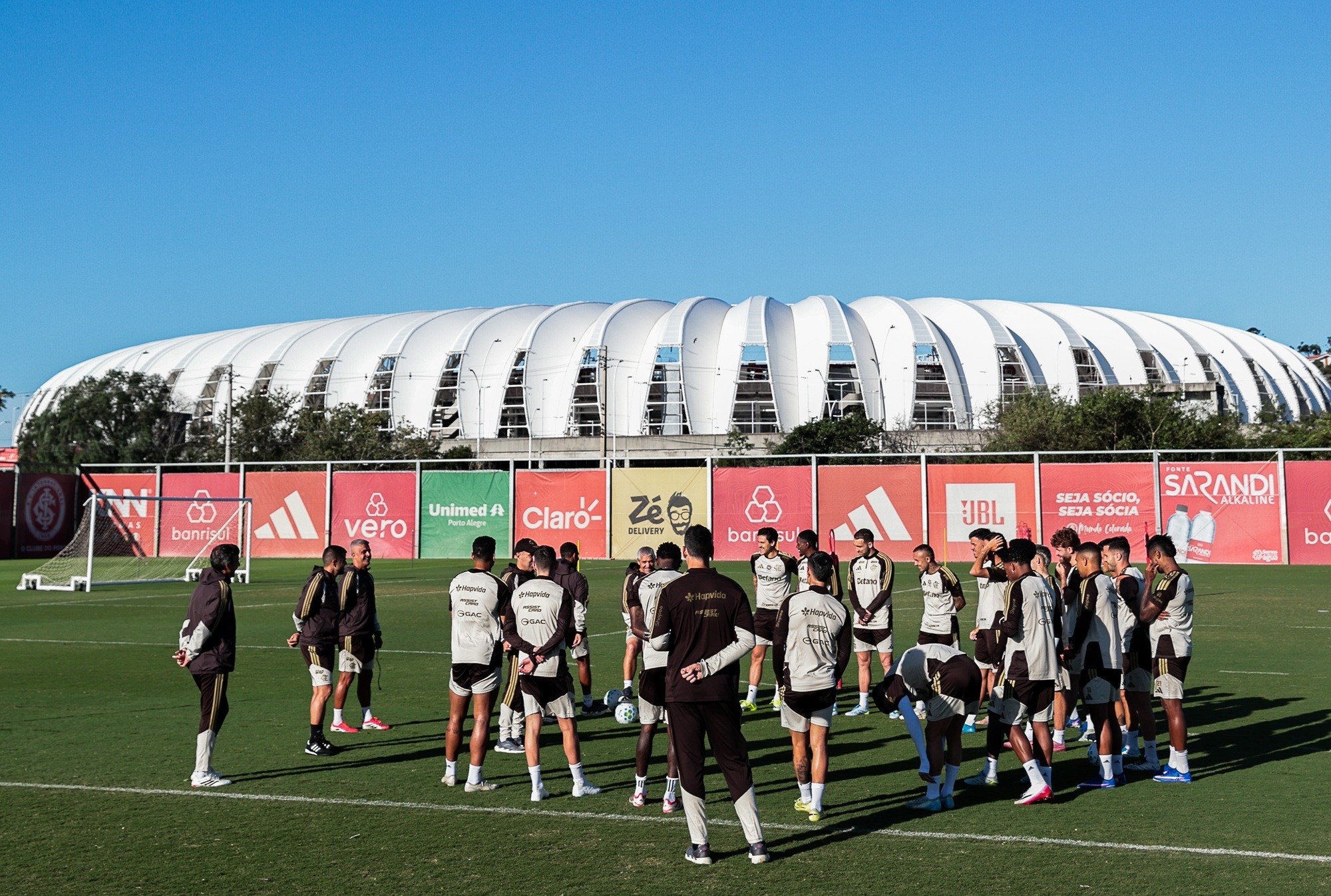 Flamengo retoma treinos em Porto Alegre com a estreia de novo lateral-esquerdo após turbulências