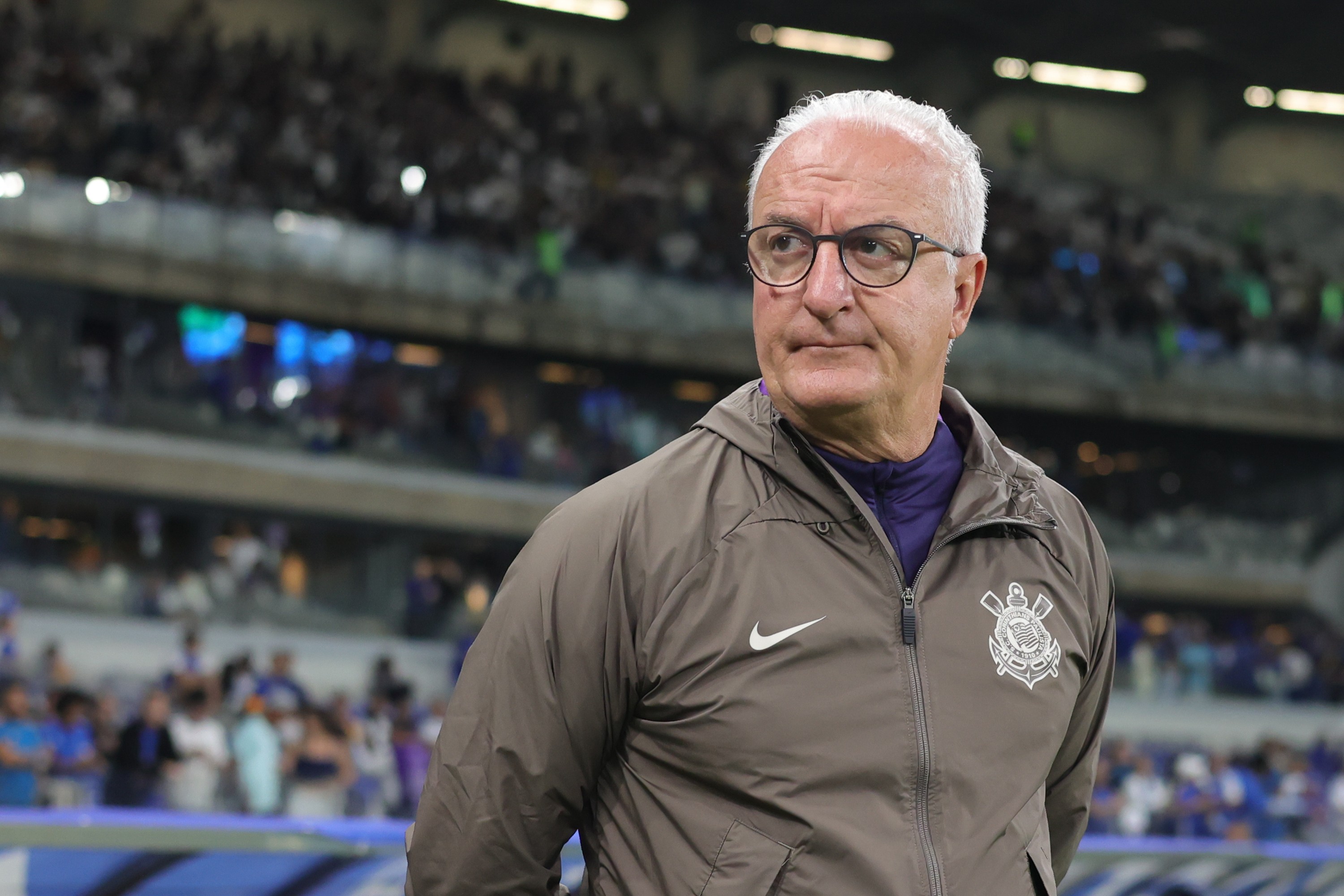 Bastidores em alerta: Dorival reconhece atuação fraca e irregularidade do Corinthians