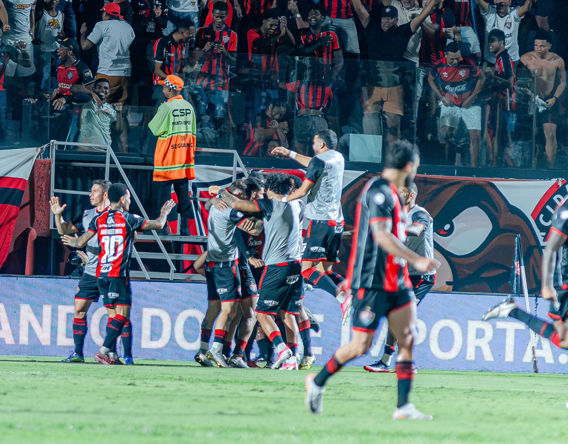 Vitória 4 x 0 Athletico: assista aos gols e melhores momentos do jogo