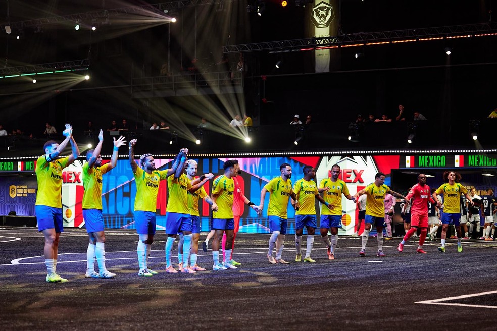 Jogadores agradecem apoio da torcida na Copa do Mundo da Kings League — Foto: Divulgação/Kings League Mexico