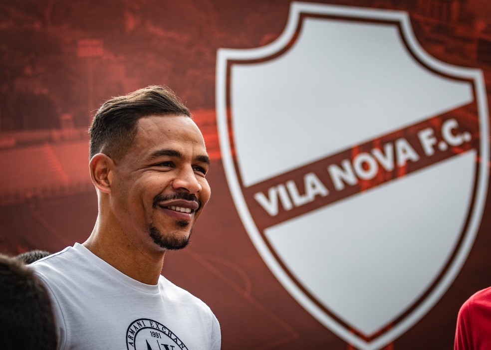 Fernando se apresentou ao Vila Nova nesta quinta-feira — Foto: Roberto Barbosa / Vila Nova F.C.