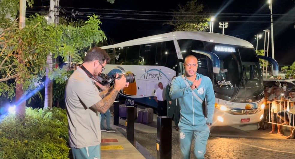 Mayke cumprimenta torcida em chegada do Palmeiras a Fortaleza — Foto: Camila Alves