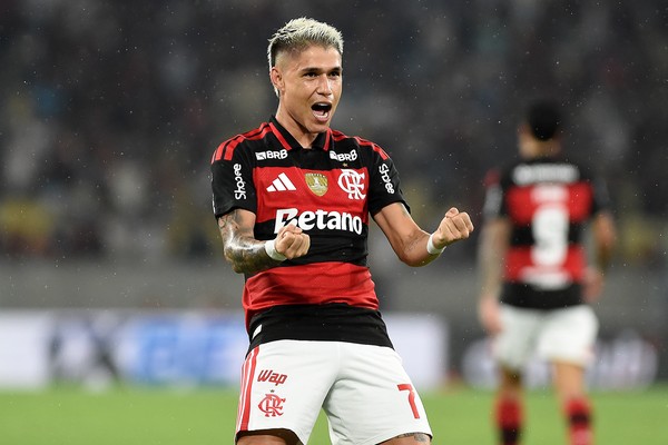Luiz Araújo bate boca com torcedor em live e defende fase do Flamengo