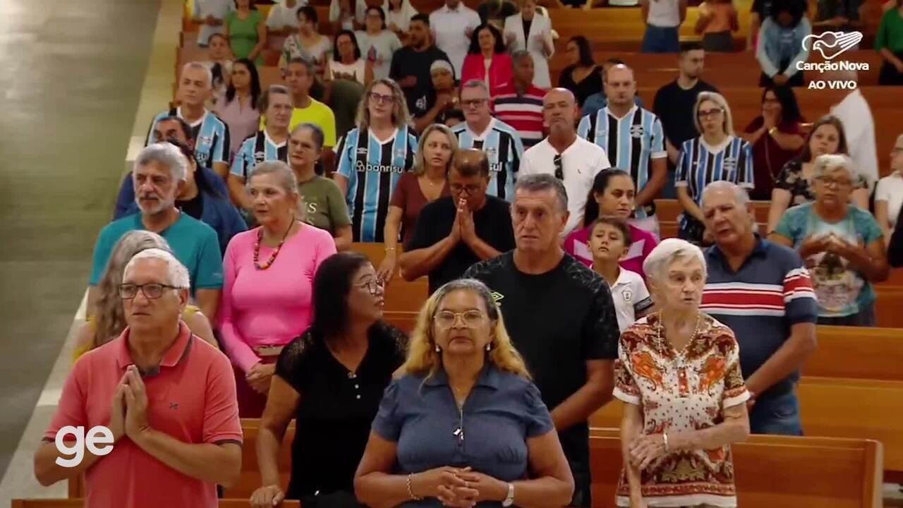 Conheça os gaúchos que viralizaram em missa com camisa do Grêmio