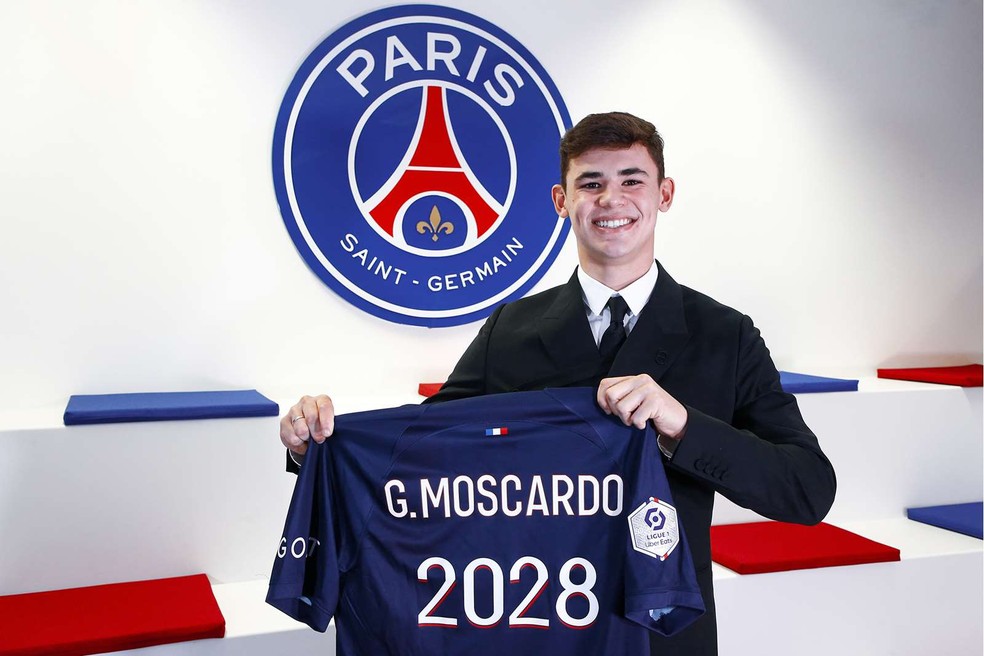 Gabriel Moscardo com a camisa do PSG alusiva ao contrato até 2028