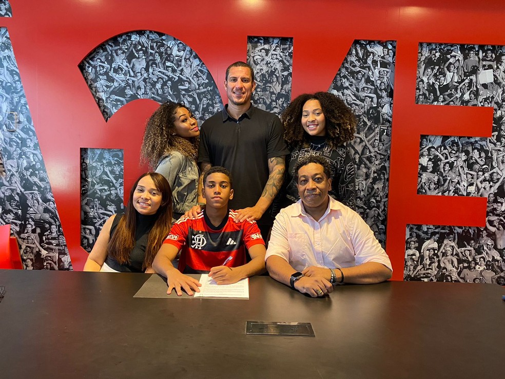 Joshua assina o primeiro contrato profissional com o Flamengo &mdash; Foto: Reprodu&ccedil;&atilde;o