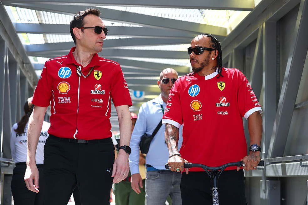 Riccardo Adami e Lewis Hamilton no GP de Mônaco da F1 em 2025 — Foto: Bryn Lennon - Formula 1/Formula 1 via Getty Images