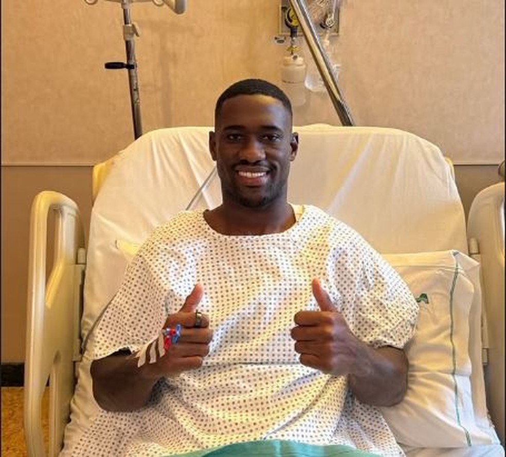 Zagueiro Bastos em recuperação após cirurgia no joelho.