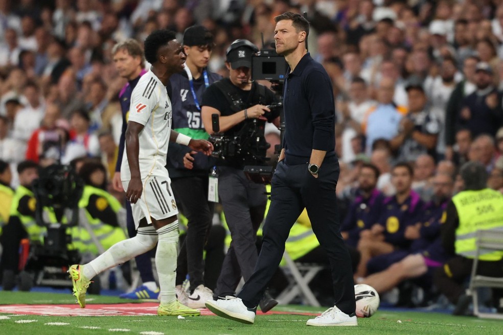 Xabi Alonso sacou Vini Jr. para dar lugar a Rodrygo — Foto: AFP