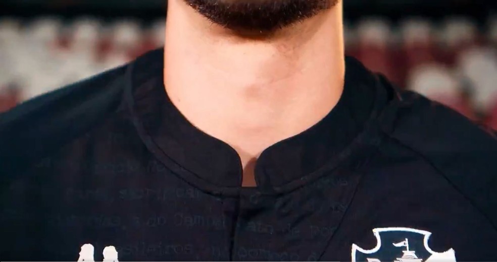 Nova terceira camisa do Vasco em homenagem aos 100 anos da Resposta Histórica — Foto: Divulgação / CRVG