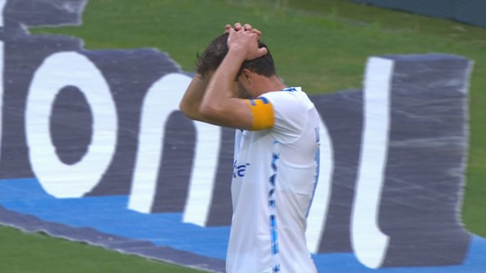 Lucas Silva, do Cruzeiro, faz gol contra bizarro; assista  - Foto: (Reprodução/TV Globo)