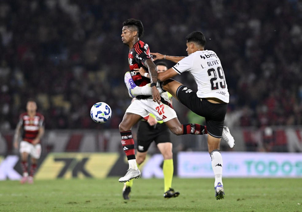 Bruno Henrique em ao no Flamengo x Vasco  Foto: Andr Duro / ge