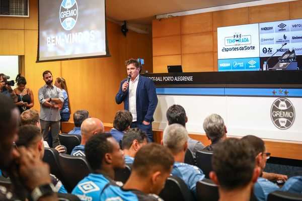 Grêmio define perfil, mas encontra barreiras financeiras para contratar centroavante