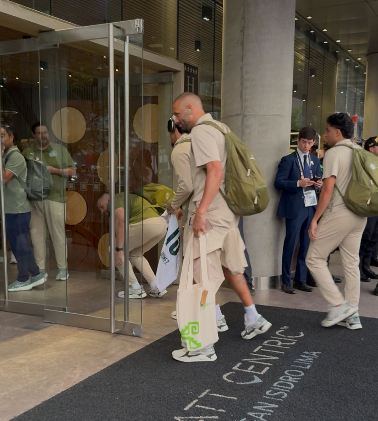 Palmeiras aterrissa em Lima para a final da Libertadores, festa da torcida contagia o clima