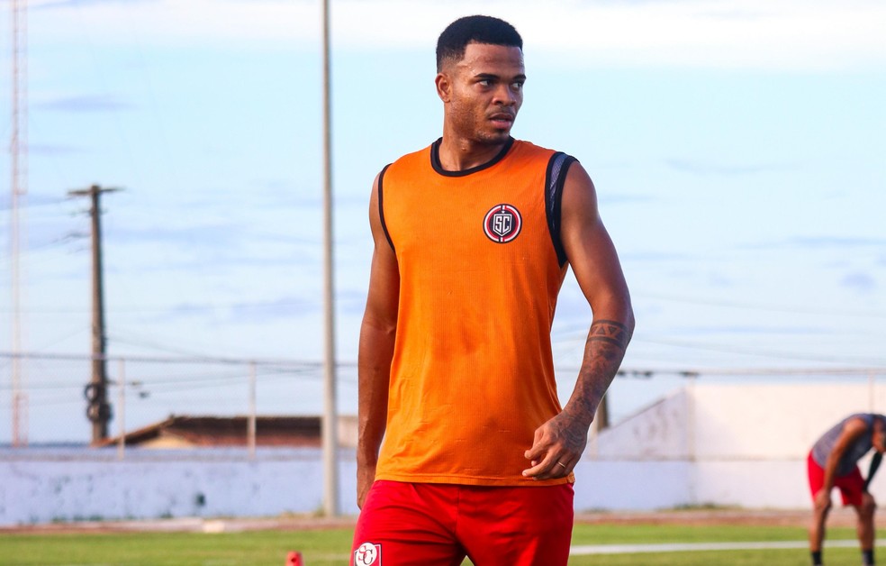 Thálisson é uma das caras novas do Santa Cruz de Natal — Foto: Plena Comunicação/Santa Cruz FC