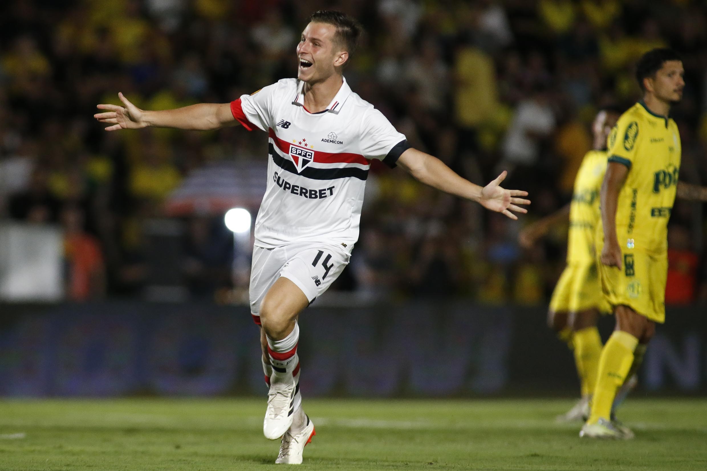 Janela fechada e previsão de grana: cenário ameniza impacto de transfer ban no São Paulo