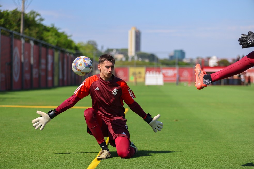 Henrique Menke em treinamento pelo Inter