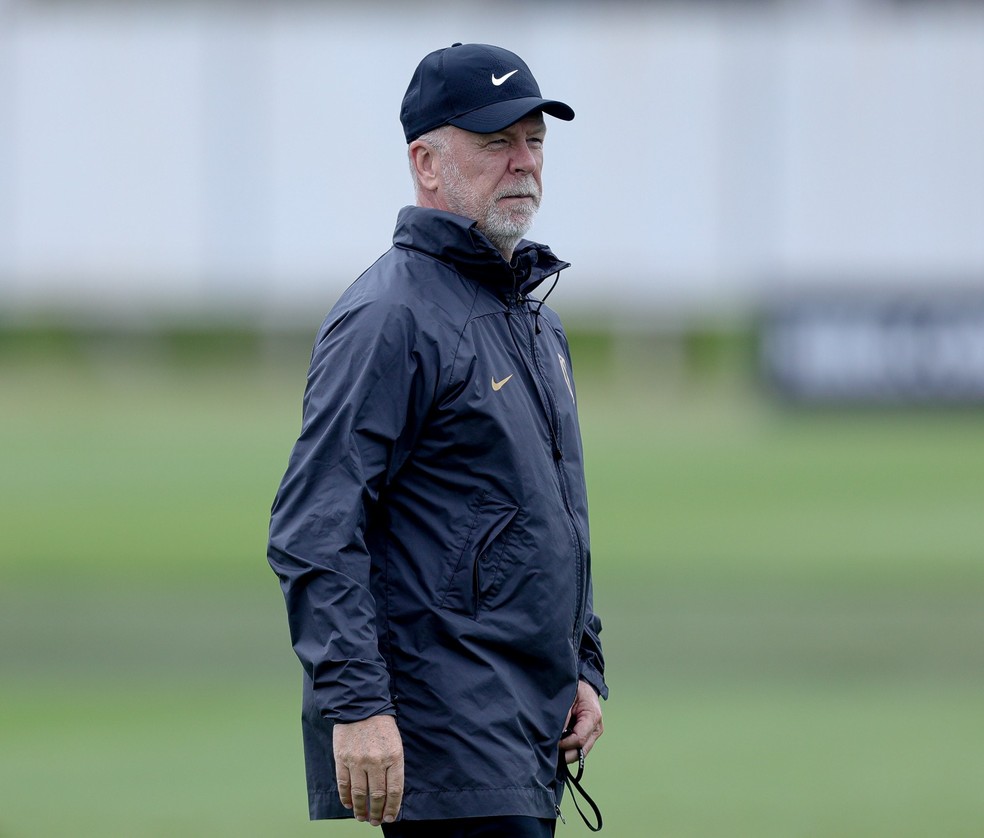 Mano Menezes em treino do Corinthians neste sábado — Foto: Rodrigo Coca/Ag Corinthians