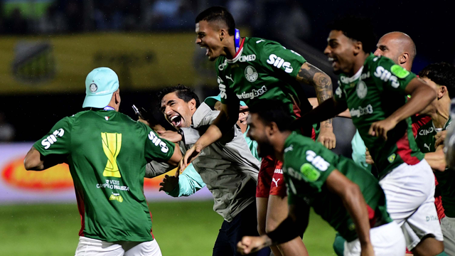 Abel Ferreira comemora o título paulista com os jogadores do Palmeiras