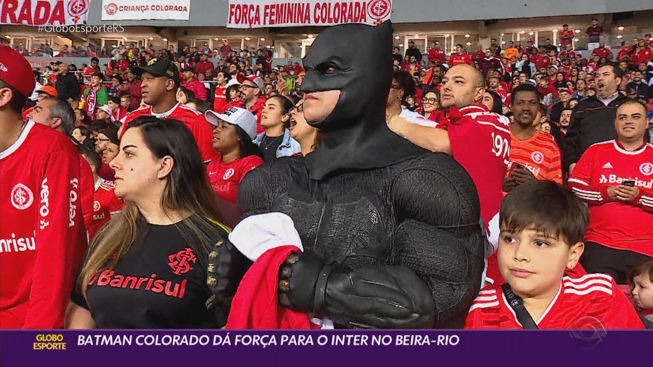 Batman colorado da força para o Inter no Beira-Rio