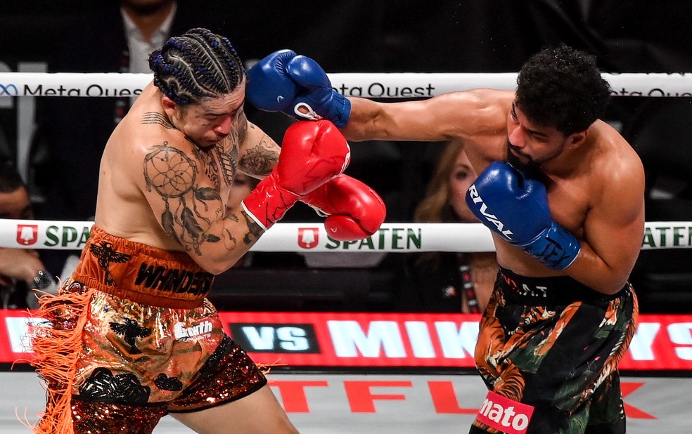 Neeraj Goyat conecta golpe em Whindersson Nunes — Foto: Stephen McCarthy/Sportsfile via Getty Images