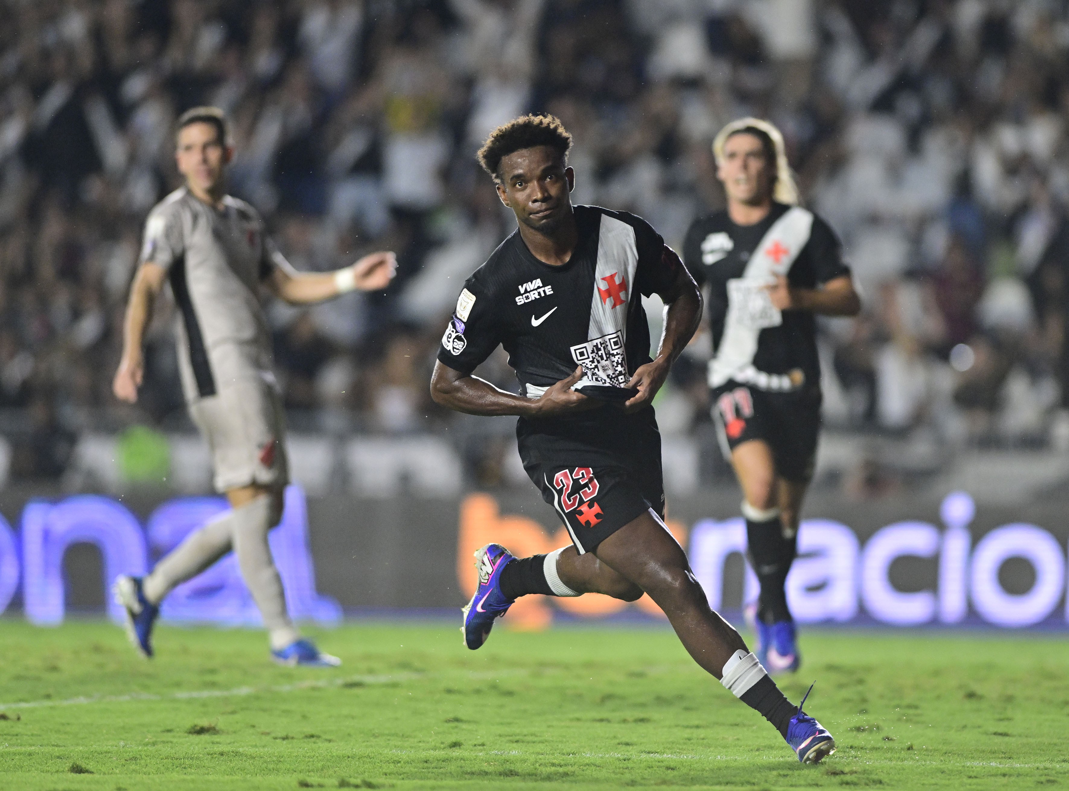 Thiago Mendes celebrando gol pelo Vasco da Gama