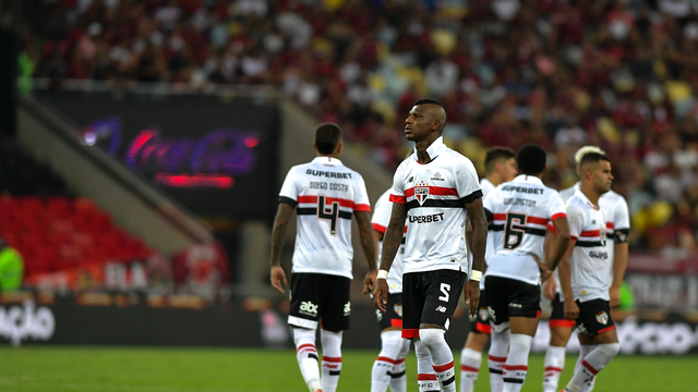 Jogadores do São Paulo contra o Flamengo, no Maracanã