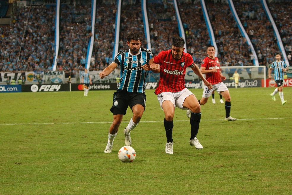 Diego Costa e Gazzolo em Grêmio x Huachipato — Foto: João Victor Teixeira
