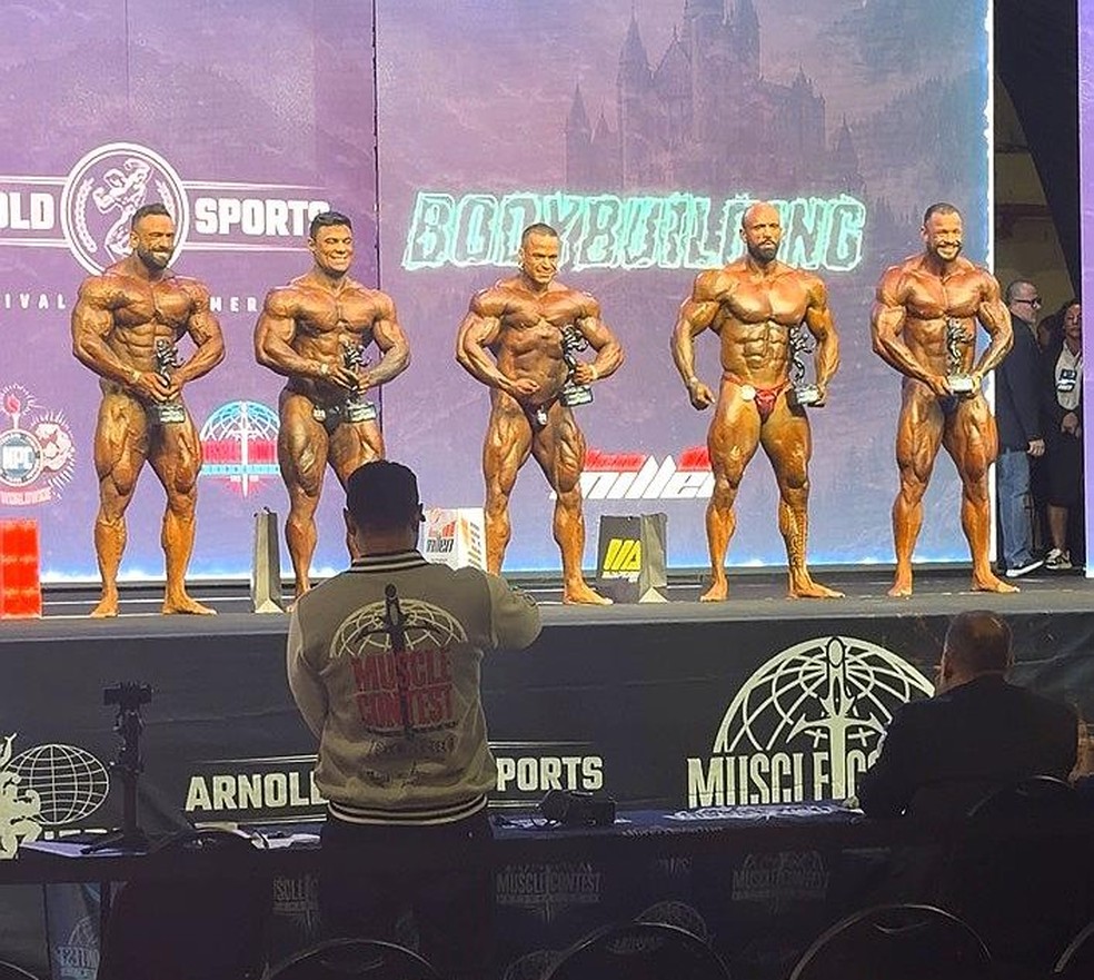 Lucas Amaral recebe troféu de campeão sul-americano de fisiculturismo amador no Arnold Classic South America. — Foto: Arquivo pessoal
