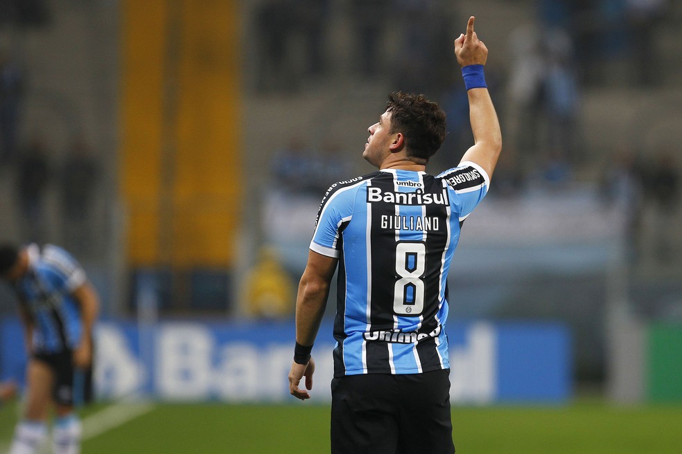 DE VOLTA? Giuliano foi oferecido ao Grêmio