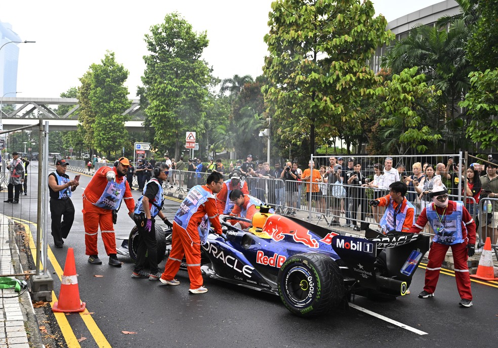 Isack Hadjar abandona a corrida sprint em Singapura — Foto: Caroline Chia/Reuters