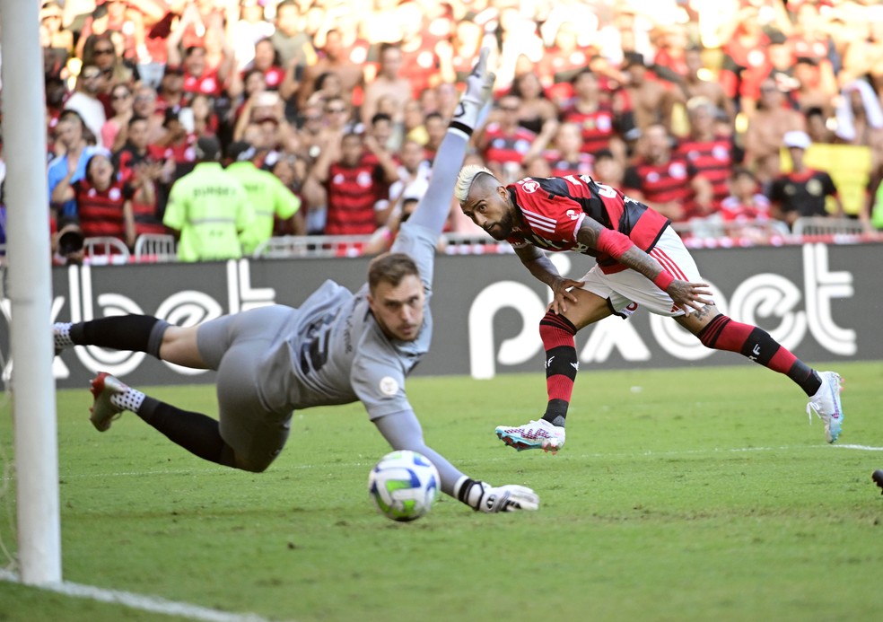 Lucas Perri em ação no clássico contra o Flamengo — Foto: André Durão