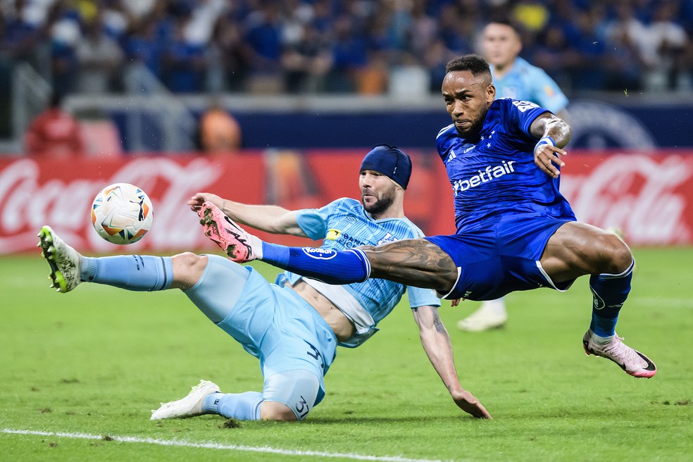 Rafa Silva, do Cruzeiro, em tentativa no ataque diante do Universidad de Quito