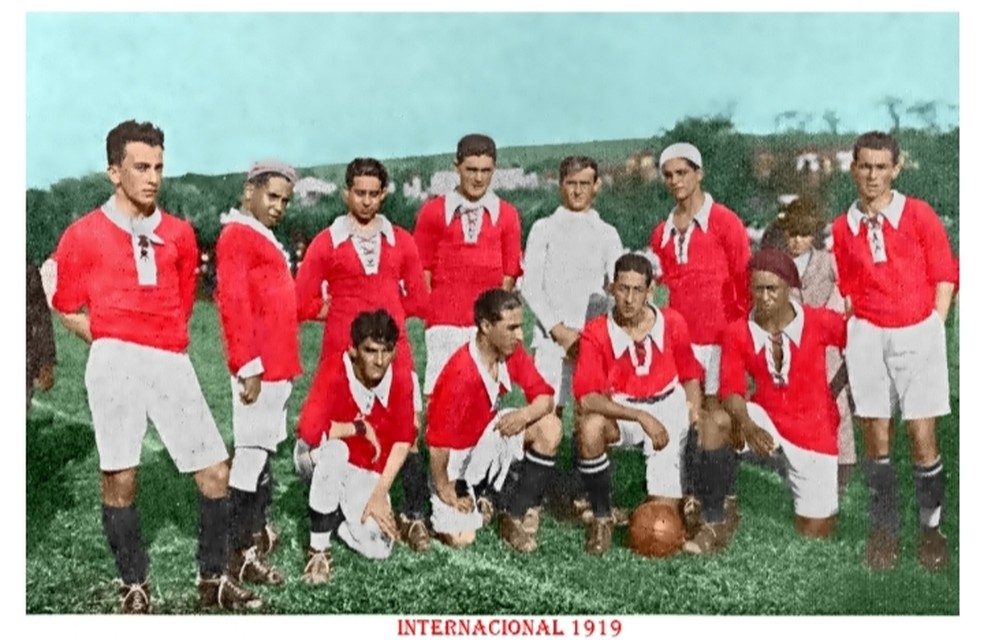 Carlos de Lorenzi (de camisa branca), bisavô do técnico Lisca, no time do Inter de 1919 — Foto: Reprodução