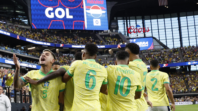 Vinicius Junior comemora gol do Brasil contra o Paraguai