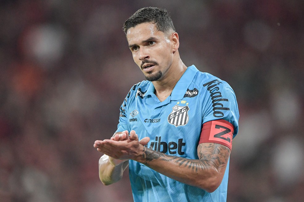 Lucas Veríssimo no Santos - Alexandre Mattos no Santos