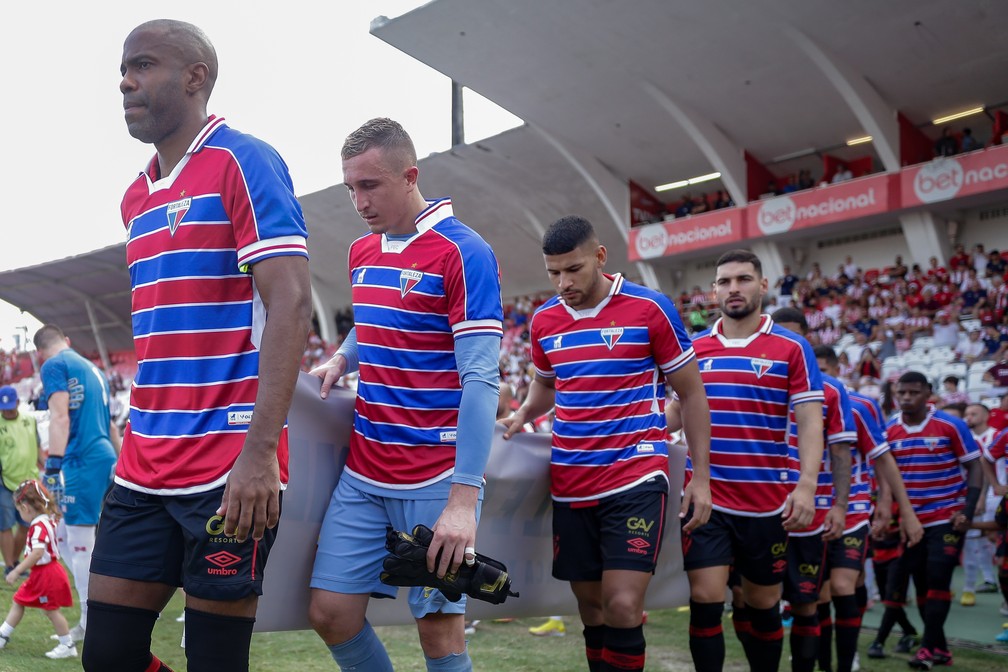 Jogadores do Sport entram com camisa do Fortaleza em clássico